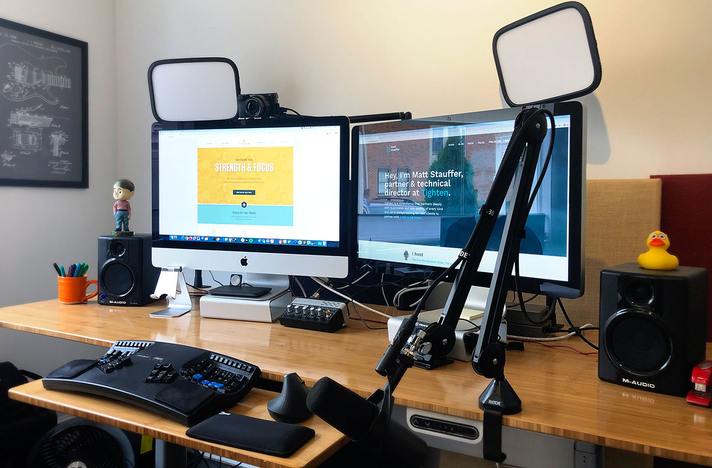 Dashboard Twitch z metrykami widzów, subskrybentami i narzędziami moderacji czatu