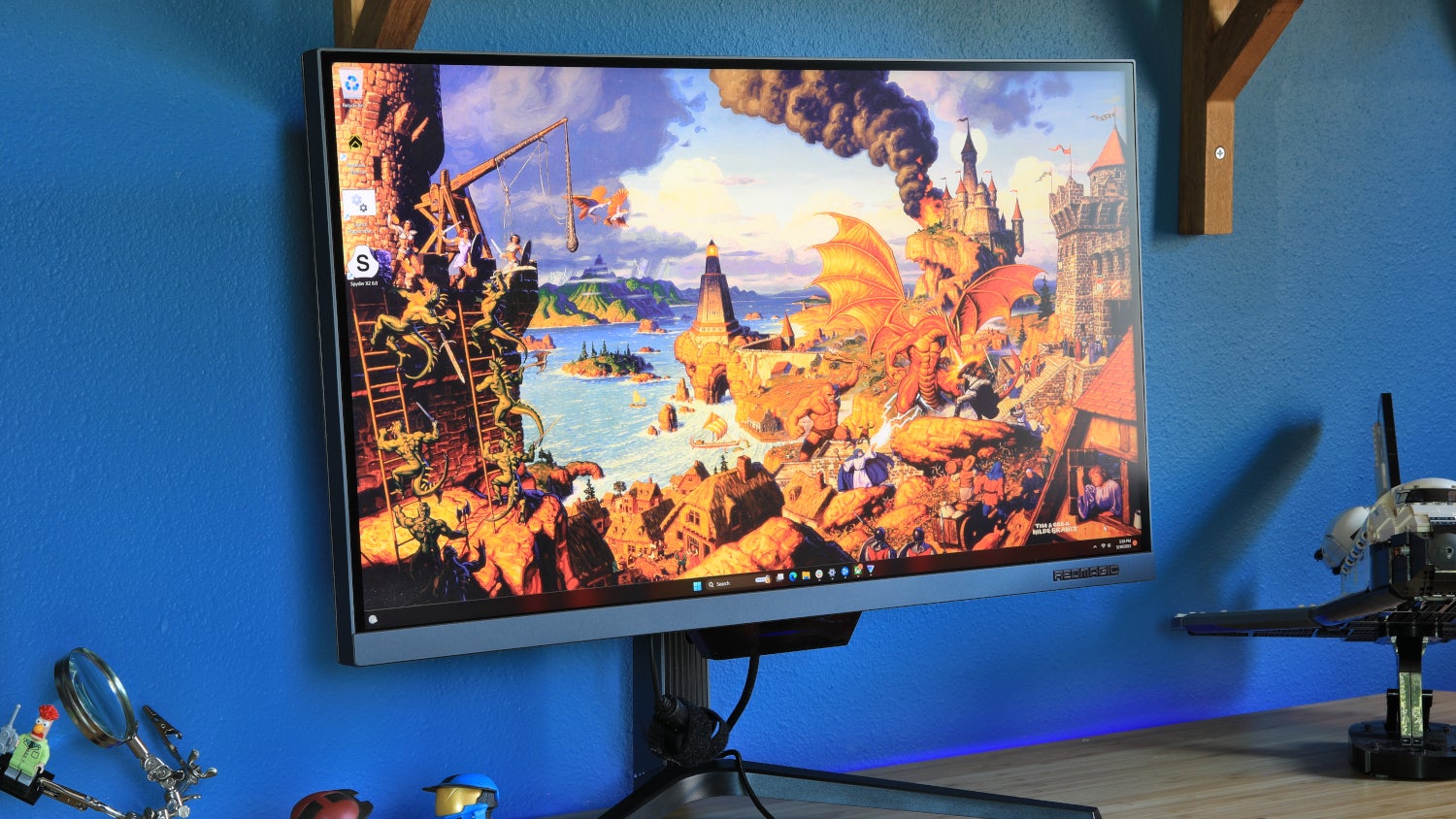 Gracz w headsetcie skupiony na monitorze 4K podczas intensywnej gry