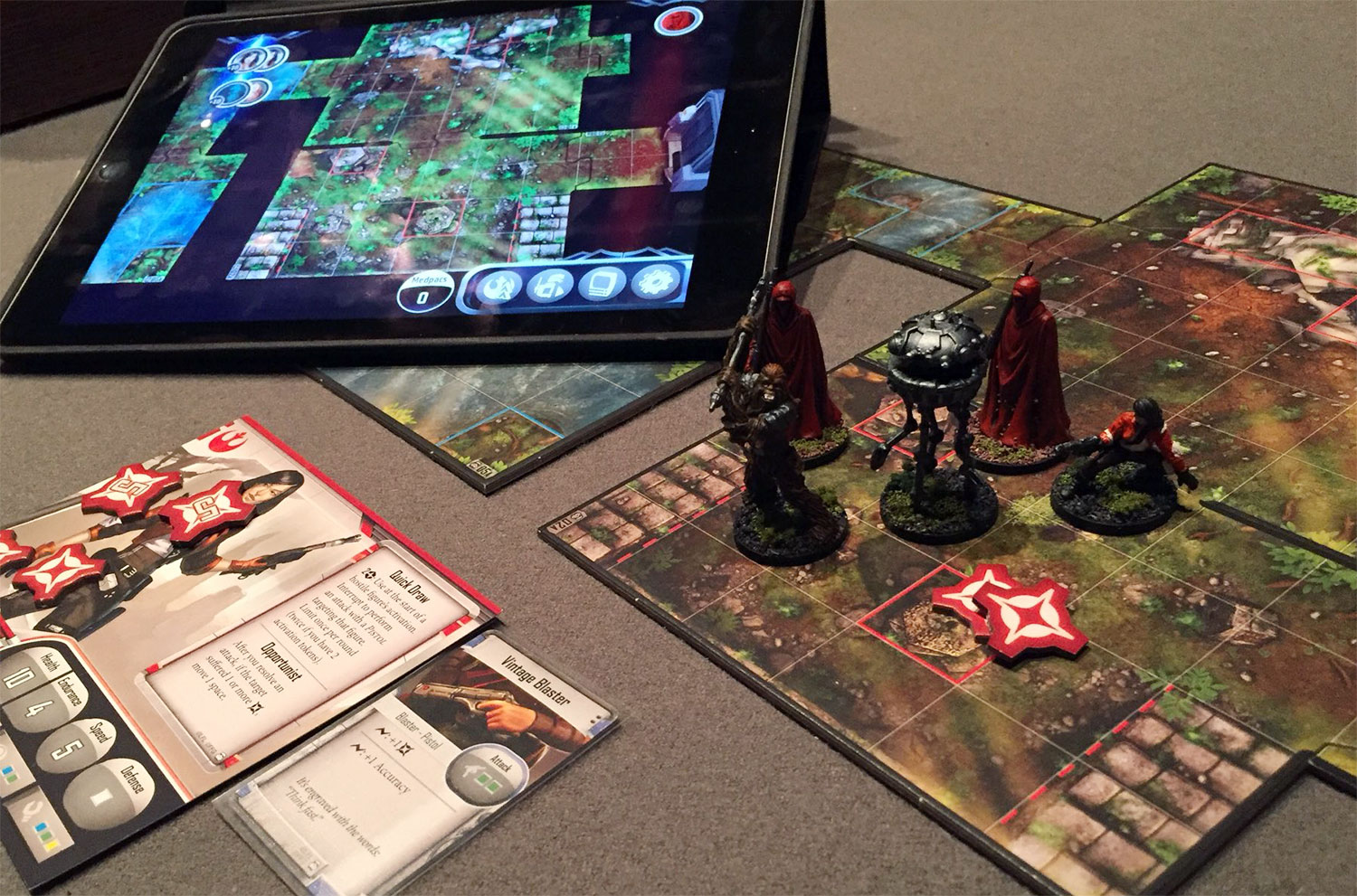 kostki RPG na mapie fantasy wielościenne kostki do gry rozrzucone obok mapy królestwa fantasy