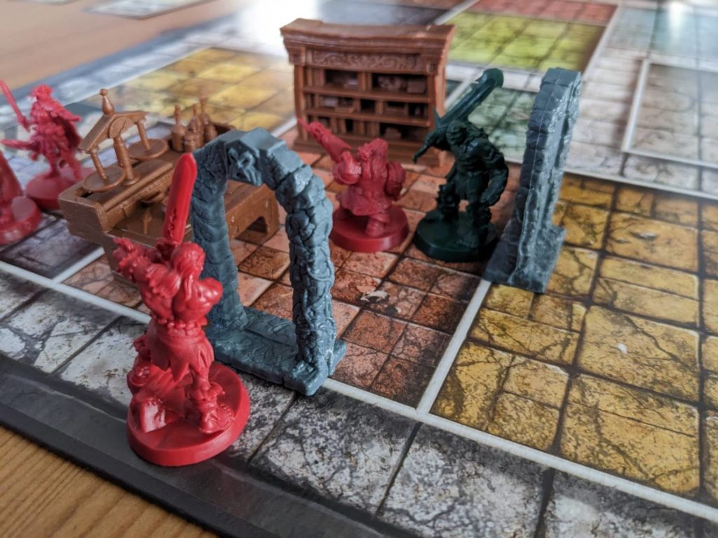 rzut kością w grze RPG fantasy gracz w kapturze rzucający czerwoną kością na drewnianym stole