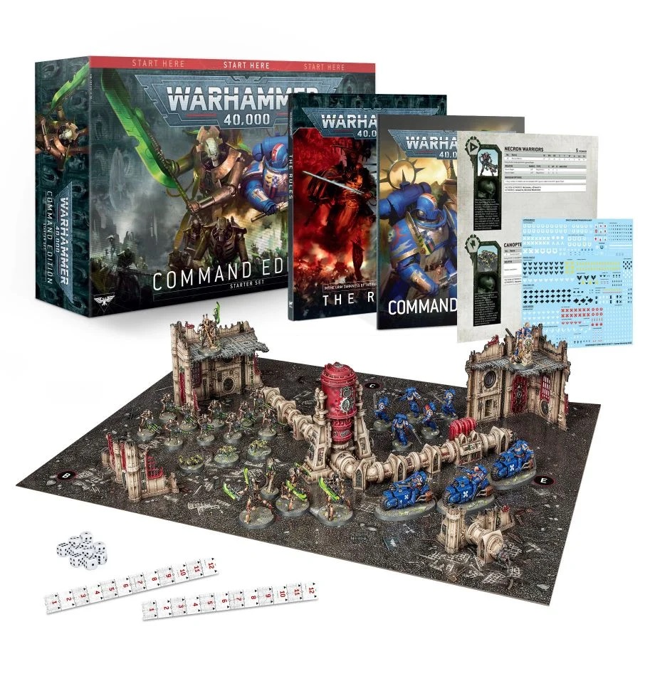 Ork Boyz szarżują w grze Warhammer 40k grupa zielonych Orków z toporkami i strzelbami atakuje w zwarciu