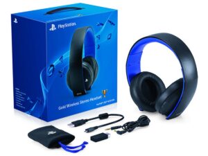 konsola PlayStation 4 z bezprzewodowymi słuchawkami Bluetooth obok na stole
