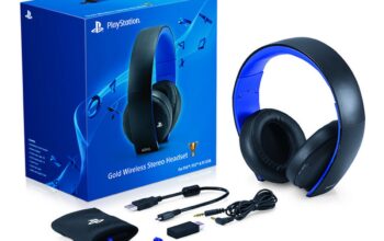 konsola PlayStation 4 z bezprzewodowymi słuchawkami Bluetooth obok na stole