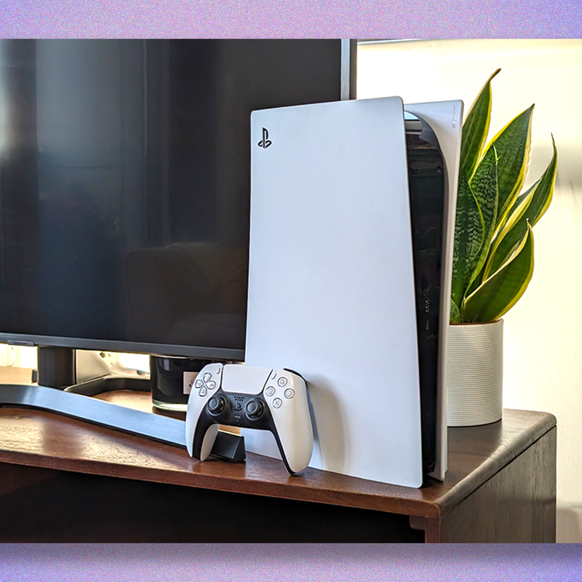 konsola PS5 obok starszej PS4 Pro na półce dla porównania rozmiarów