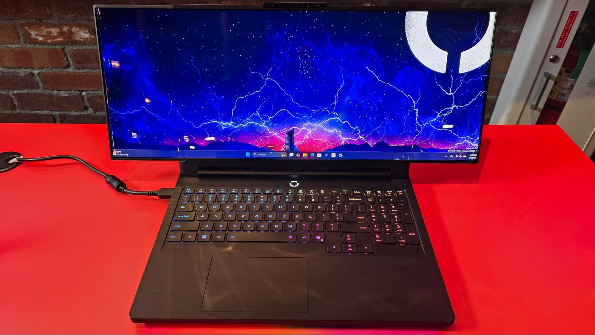 głęboka czerń matrycy OLED w laptopie gamingowym w czasie nocnego grania