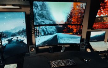 gracze korzystający z trzech monitorów podczas rozgrywki wirtualnej