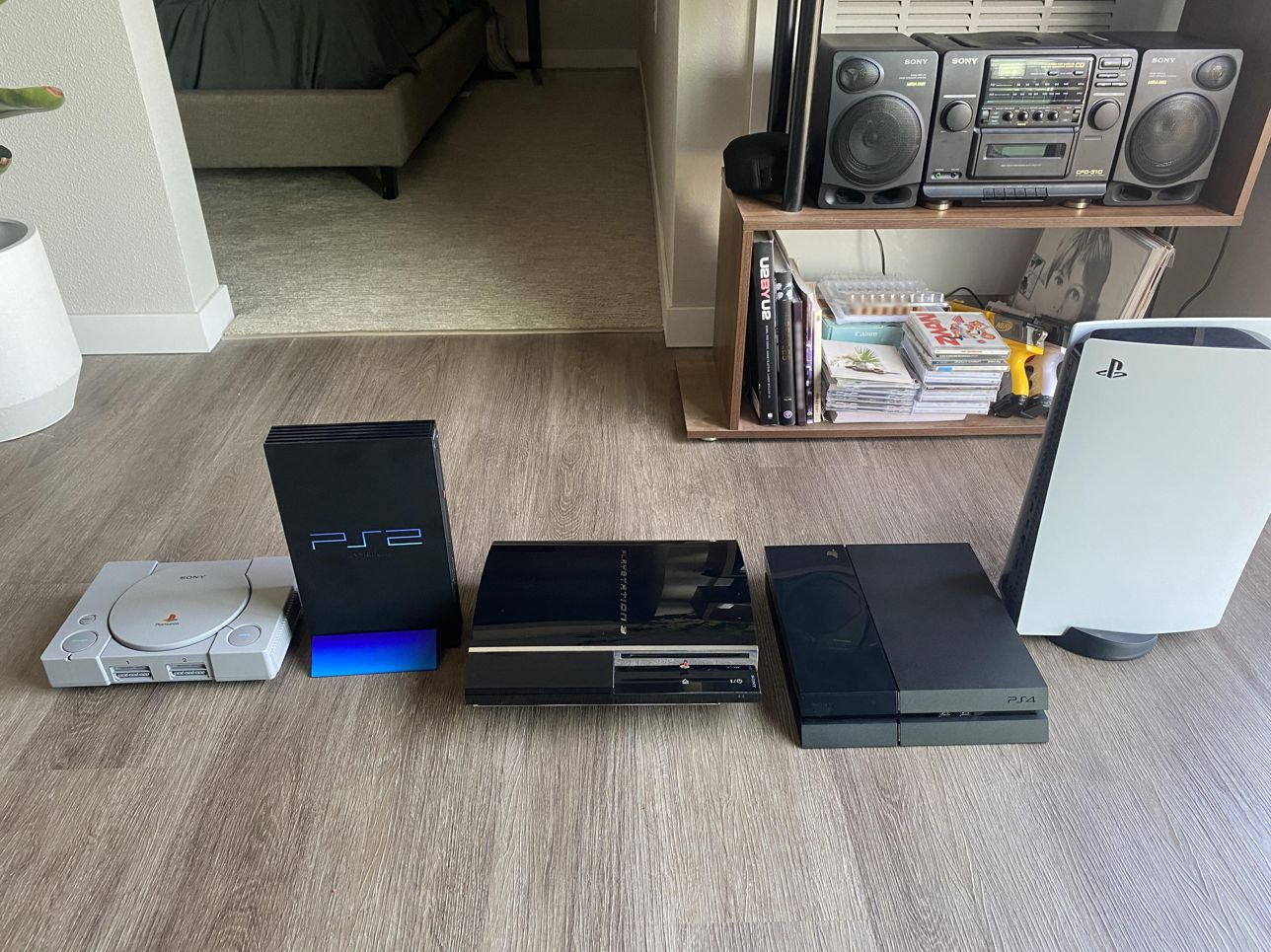 szara konsola PlayStation 1 na białym tle