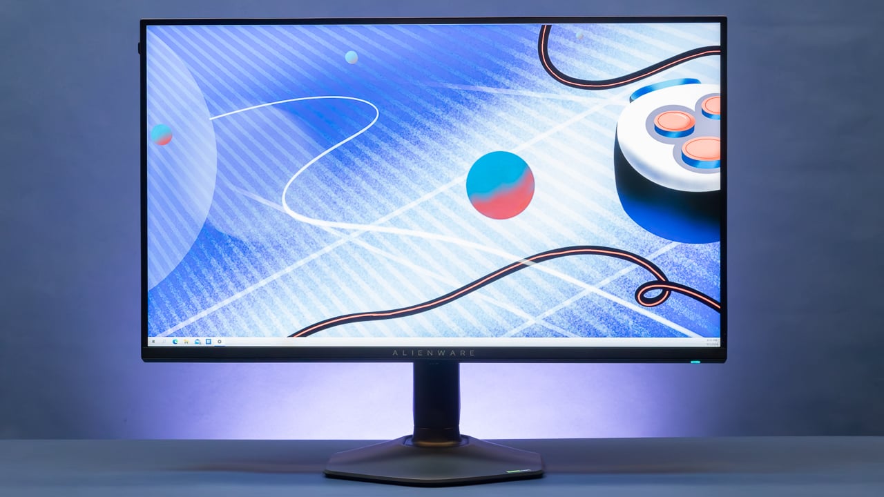 Monitor z HDR wyświetlający jasne eksplozje i głębokie czernie w grze