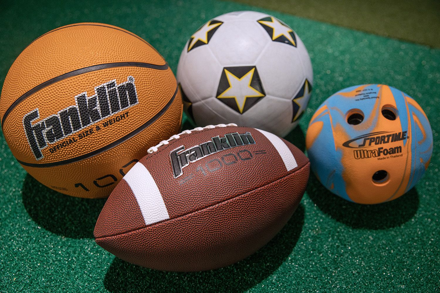 Gracz w hełmie NFL niesie piłkę przez boisko w symulatorze Madden NFL 24