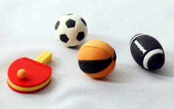 Kolorowy kolaż okładek gier sportowych Madden NHL MLB i WWE na tle stadionu