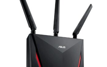 Nowoczesny router gamingowy z RGB podświetleniem i antenami na biurku gracza