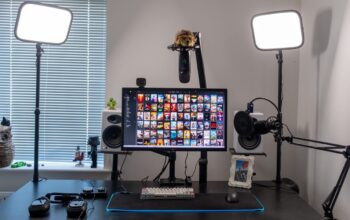 Profesjonalny setup streamera z monitorem gry, kamerą, czatem Twitch i overlayami