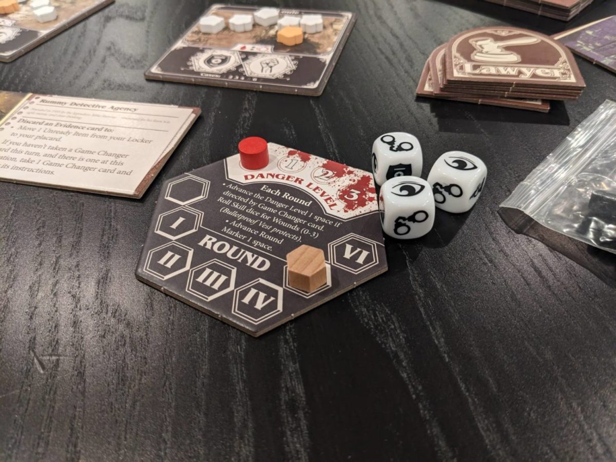 lupa nad dokumentami i zegarem w pudełku Sherlock Holmes Consulting Detective