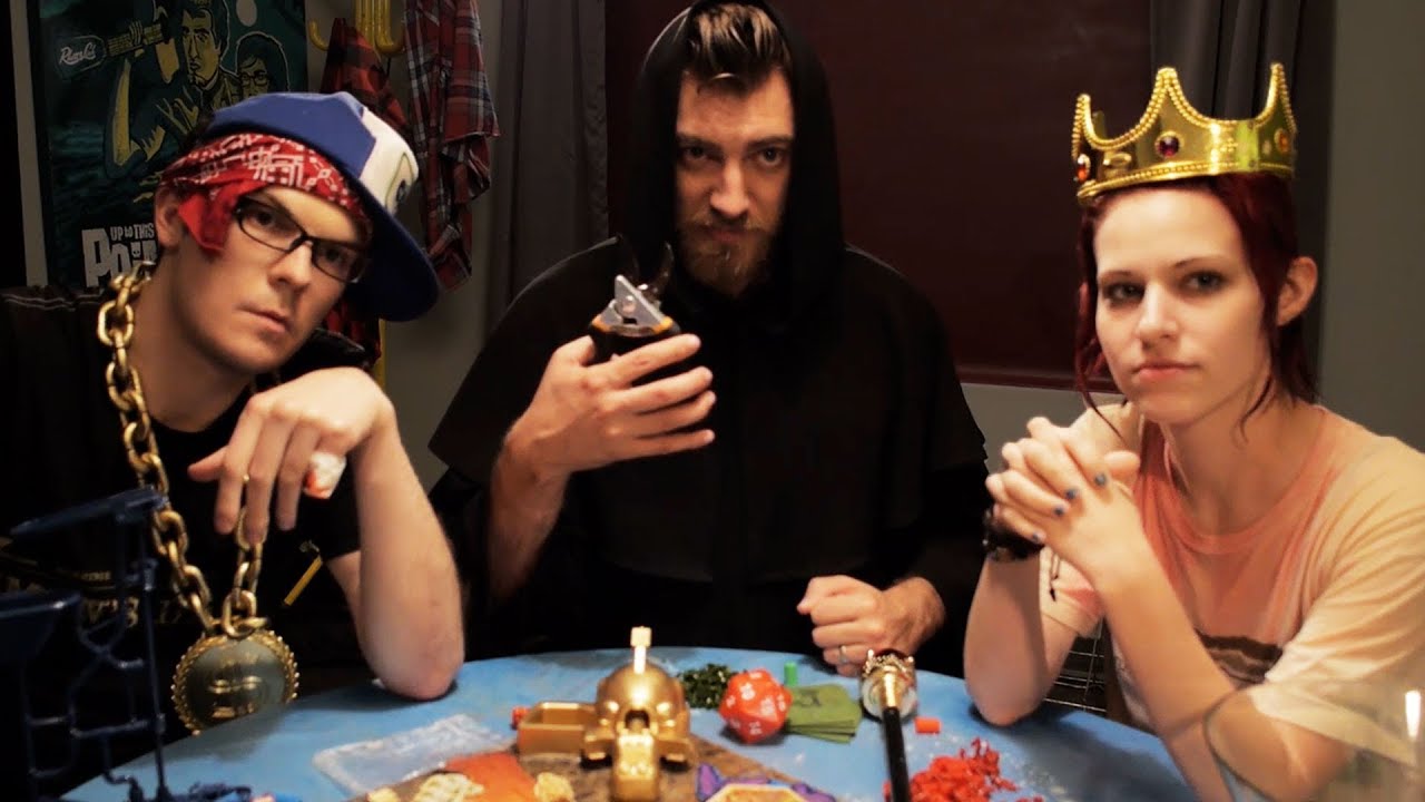 konwoje ciężarówek na pustynnej mapie Afryki z żetonami wody i paliwa logistycznego