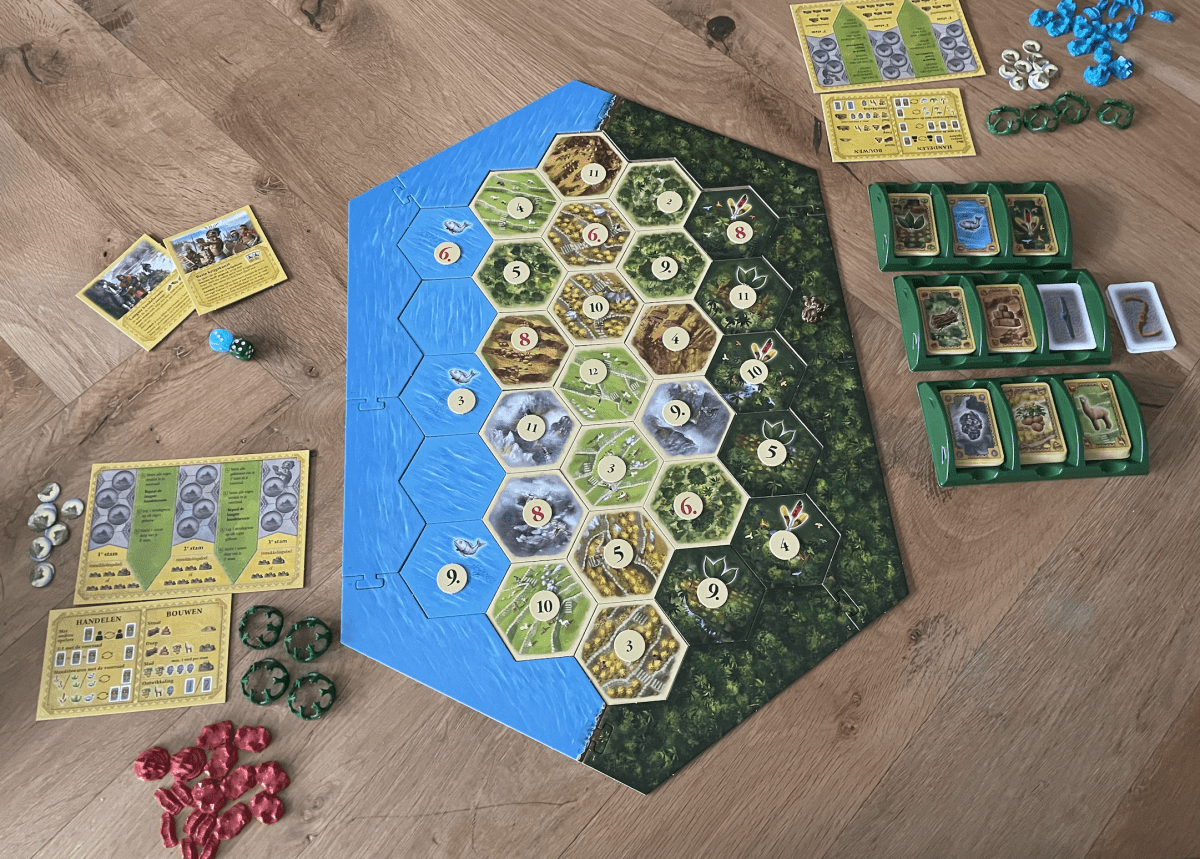 dzieci losują karty w grze Dixit Junior z magicznymi obrazkami