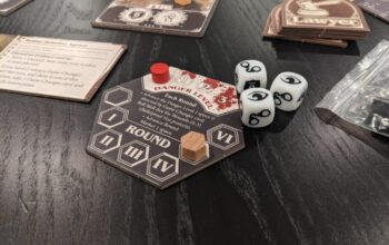 grupa przyjaciół skupiona nad planszą detektywistycznej gry z lupami i kartami