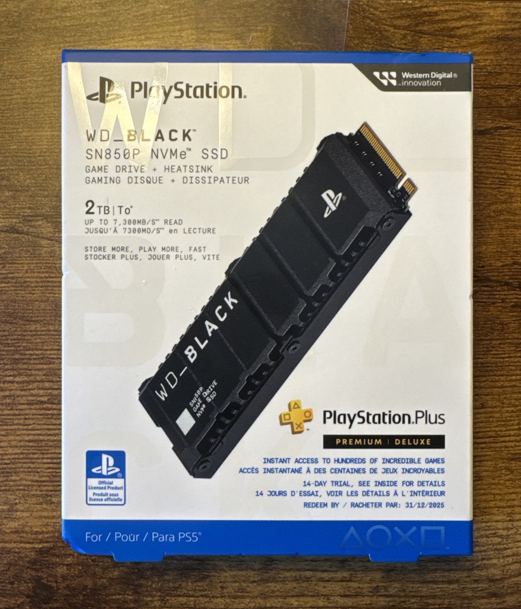 czerwony dysk SSD Seagate FireCuda 530 obok konsoli PS5 na biurku