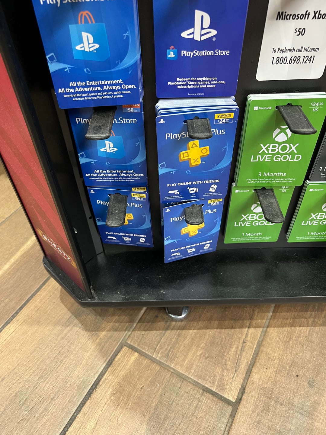 dwóch przyjaciół grających online w strzelankę multiplayer na konsolach PS5