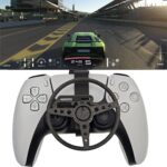 gracz z kierownicą wyścigową przed PS5 i ekranem z torem wyścigowym w salonie