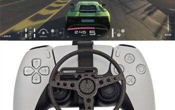 gracz z kierownicą wyścigową przed PS5 i ekranem z torem wyścigowym w salonie