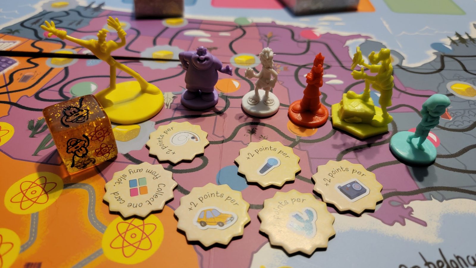 wieża Jenga z postacią King Konga wspinającą się po niej na stole z bananami