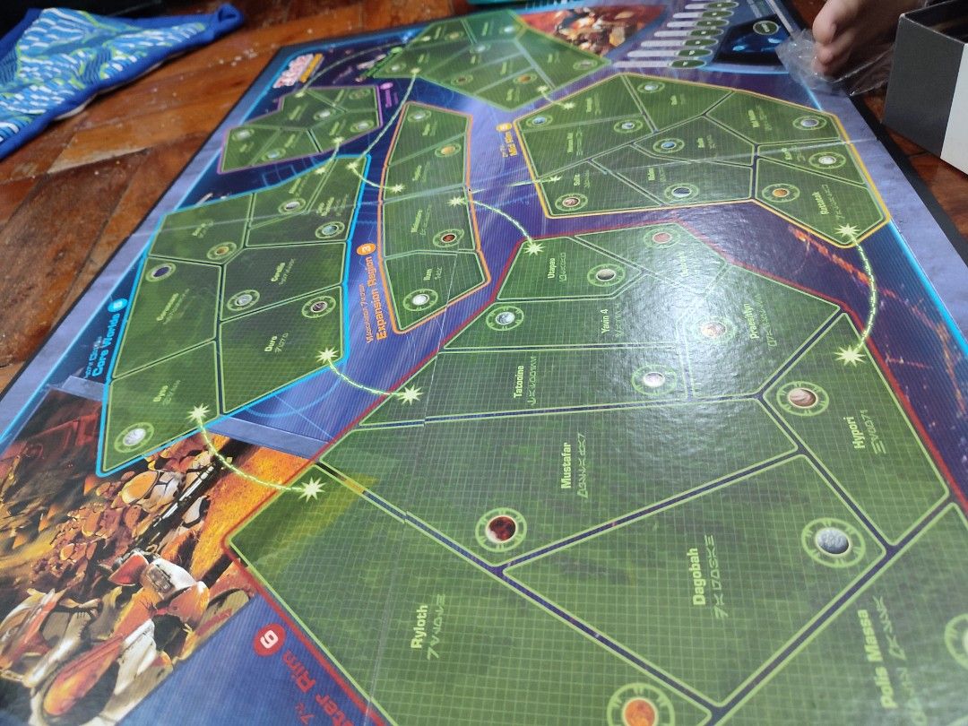 Talie kart w Dominion talie kart Dominion z włościami i akcjami na drewnianym stole