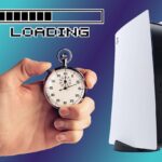 konsola PlayStation 5 z otwartym panelem i włożonym czarnym dyskiem SSD obok