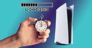 konsola PlayStation 5 z otwartym panelem i włożonym czarnym dyskiem SSD obok