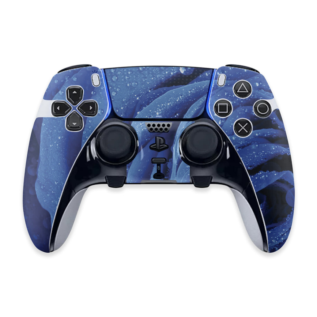 pad DualSense z głośnikiem obok prawego joysticka emitującym fale dźwięku