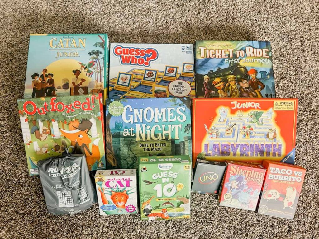 plansza Monopoly Junior z ulicami i domkami oraz kolorowymi pieniędzmi