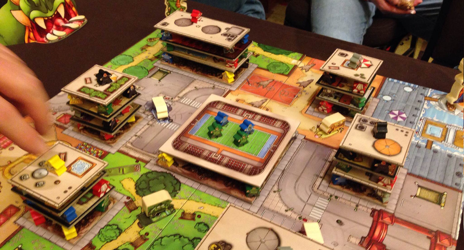 Pandemic setup z kubiczkami chorób globalnych figury Pandemii z kolorowymi kostkami choróby na mapie świata