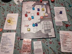 grupa przyjaciół gra planszówki przy stole z kawą i przekąskami