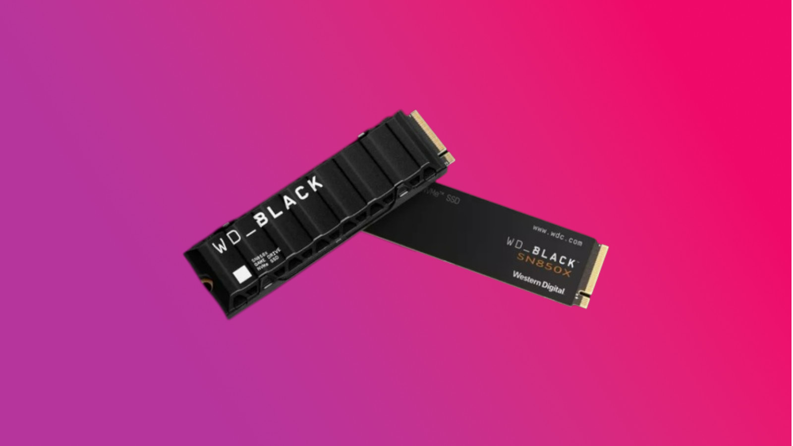 czarny dysk SSD Samsung 990 PRO leżący obok otwartego pudełka na białym tle